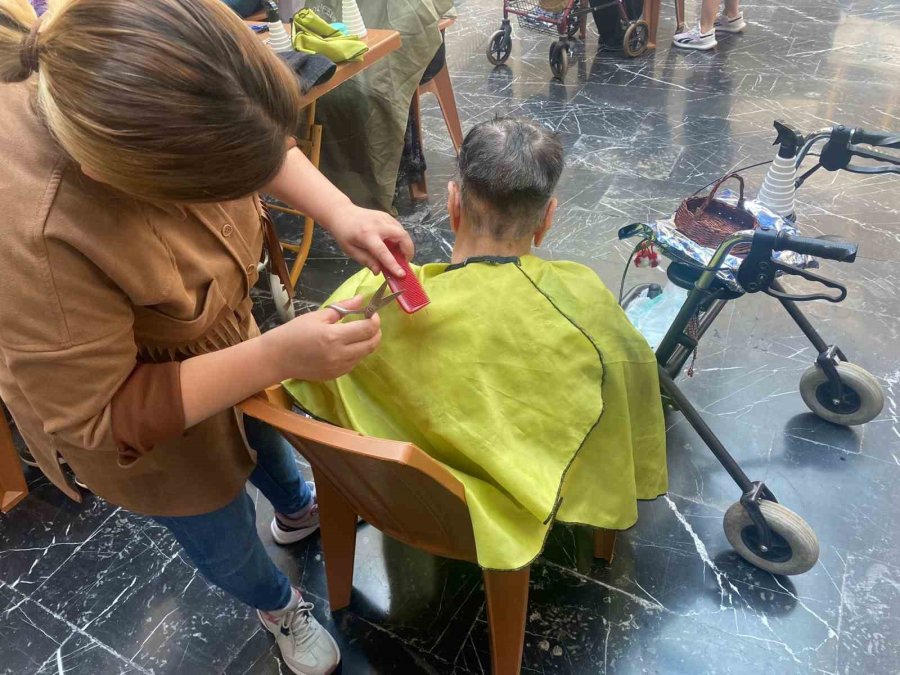 Talaslı Kursiyerlerden Huzurevine ‘anneler Günü’ Ziyareti