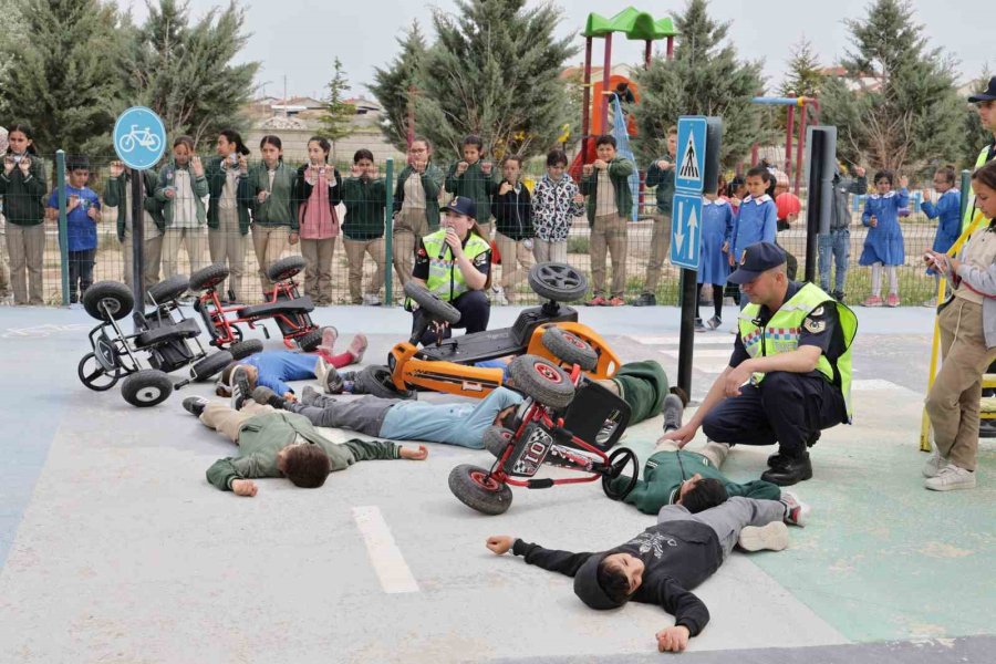 Minik Öğrencilere Canlandırmalı Kaza Anında Müdahale Eğitimi