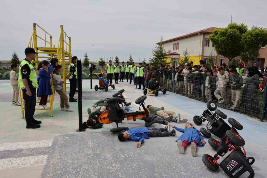 Minik Öğrencilere Canlandırmalı Kaza Anında Müdahale Eğitimi