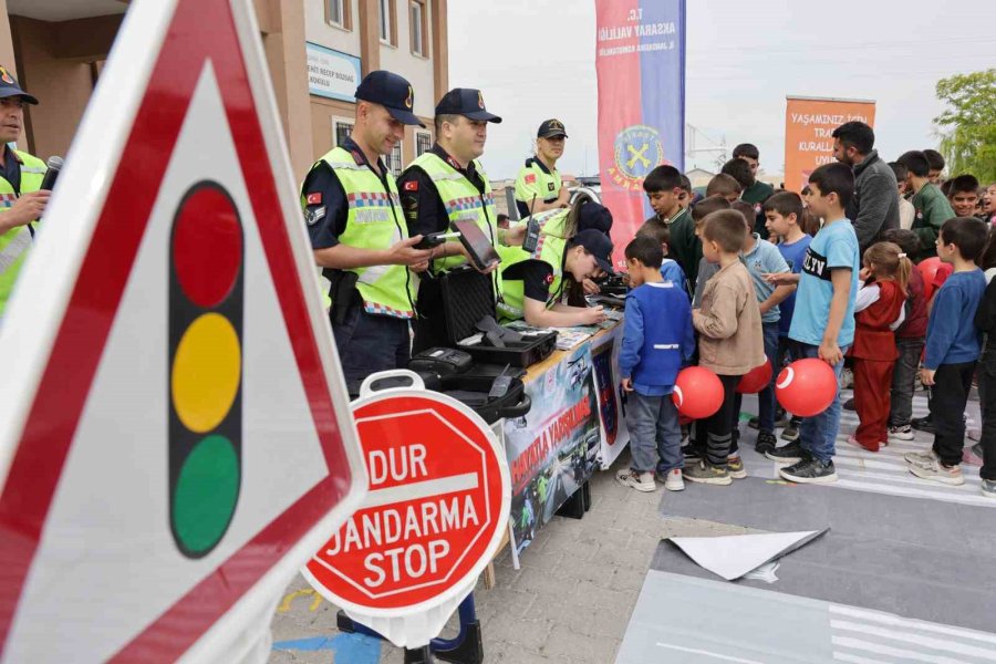 Minik Öğrencilere Canlandırmalı Kaza Anında Müdahale Eğitimi