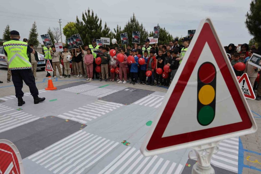 Minik Öğrencilere Canlandırmalı Kaza Anında Müdahale Eğitimi