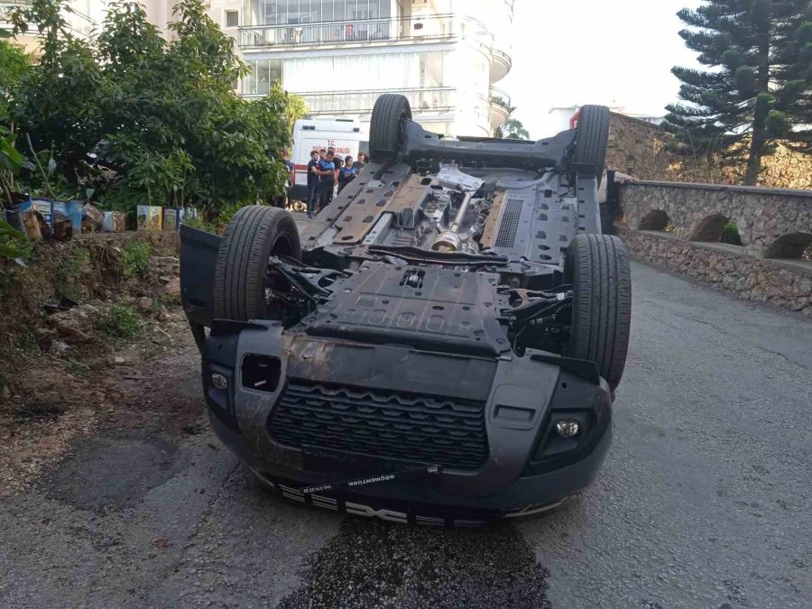 Alanya’da Kontrolden Çıkan Otomobil Devrildi: 3 Yaralı