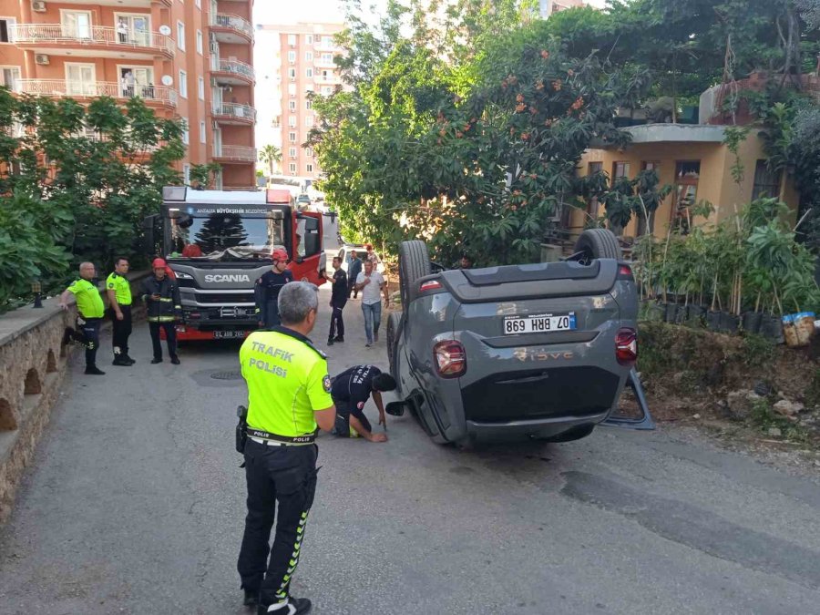 Alanya’da Kontrolden Çıkan Otomobil Devrildi: 3 Yaralı