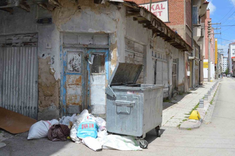 Boş Çöp Konteyner Yerine Yanına Bırakılan Atıklar