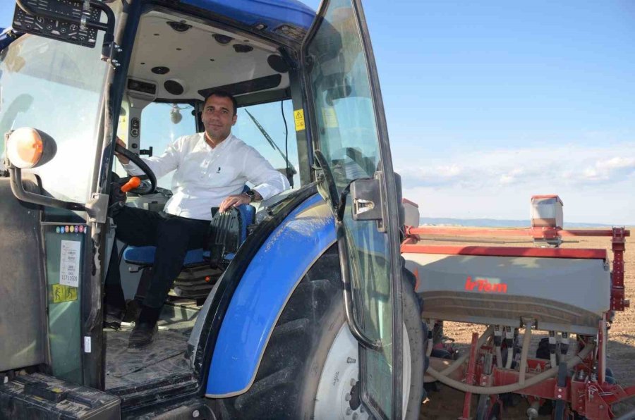 Beylikova’da Bin Dekar Alanda Yağlık Ayçiçeği Ve Darı Mısır Ekimine Başlandı