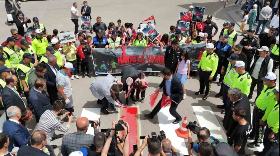 Başkan Dinçer Öğrencilerle Yaya Geçidi Çizgisini Boyadı