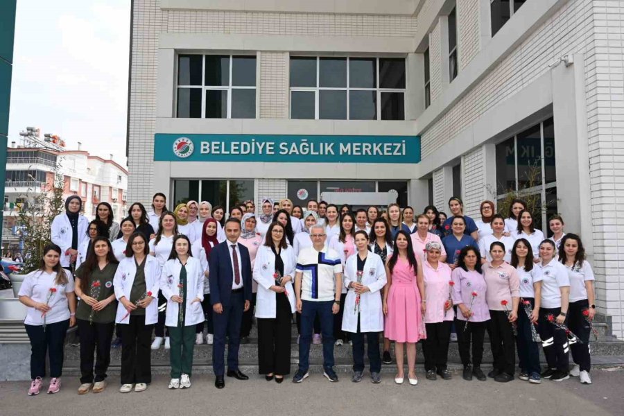 Kepez’de Anneler Günü Kırmızı Karanfillerle Kutlandı