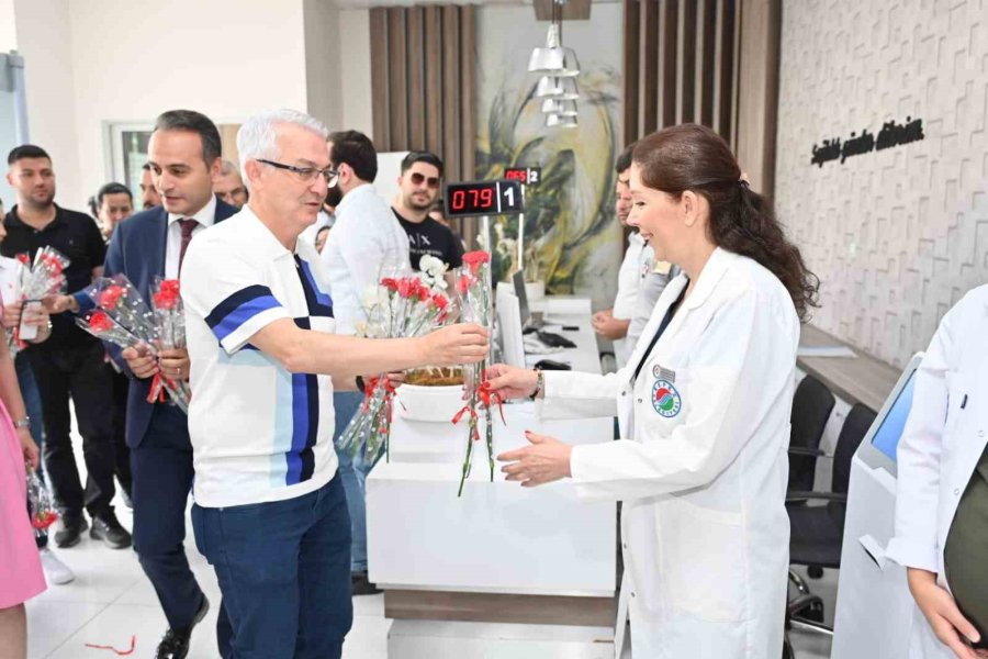 Kepez’de Anneler Günü Kırmızı Karanfillerle Kutlandı