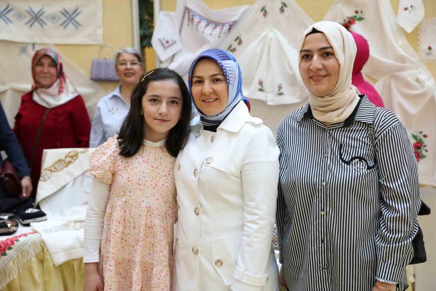 Kocasinan Akademi’den Anneler Günü’ne Özel Göz Kamaştıran Sergi