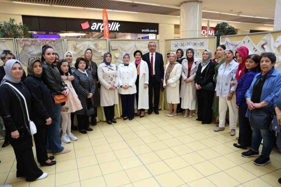 Kocasinan Akademi’den Anneler Günü’ne Özel Göz Kamaştıran Sergi