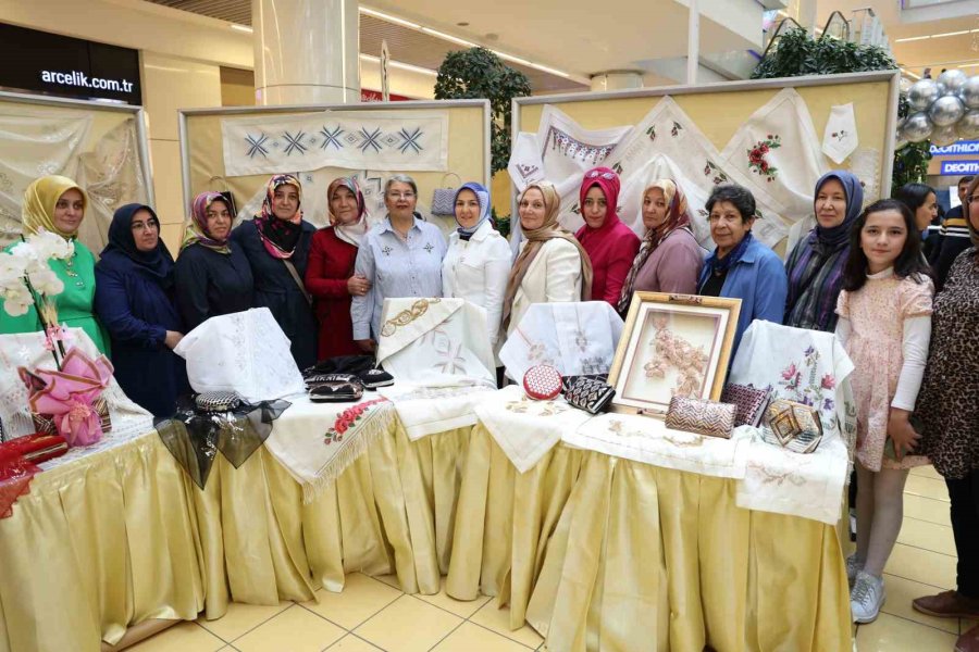 Kocasinan Akademi’den Anneler Günü’ne Özel Göz Kamaştıran Sergi