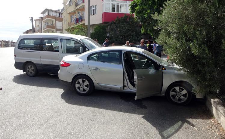 Resmi Araç İle Otomobil Çarpıştı: 1 Yaralı