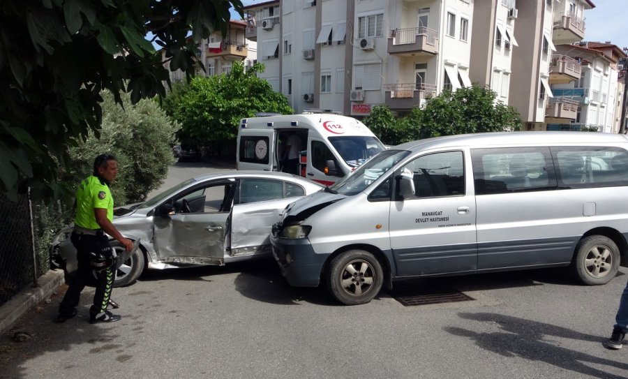 Resmi Araç İle Otomobil Çarpıştı: 1 Yaralı