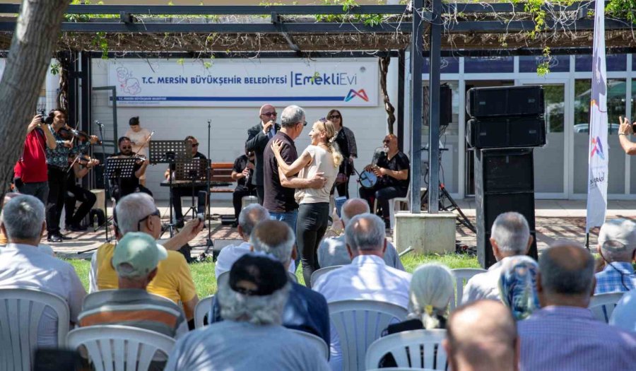 Mersin’de Emekliler Yazı ’bahar Şenliği’ İle Karşıladı