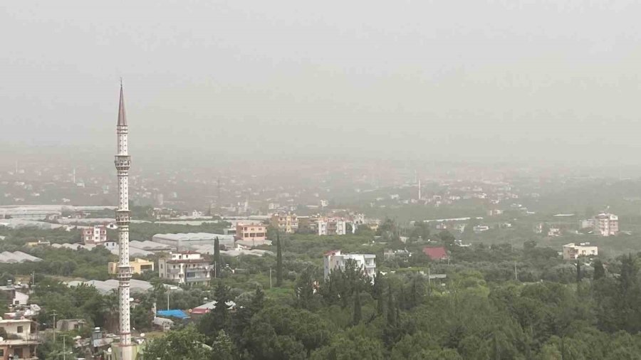 Mersin’i Toz Bulutu Kapladı, Araçlar Çamura Bulandı