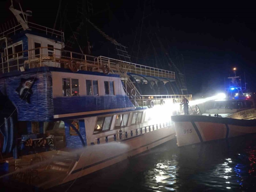 Alanya’da Tur Teknesinde Korkutan Yangın