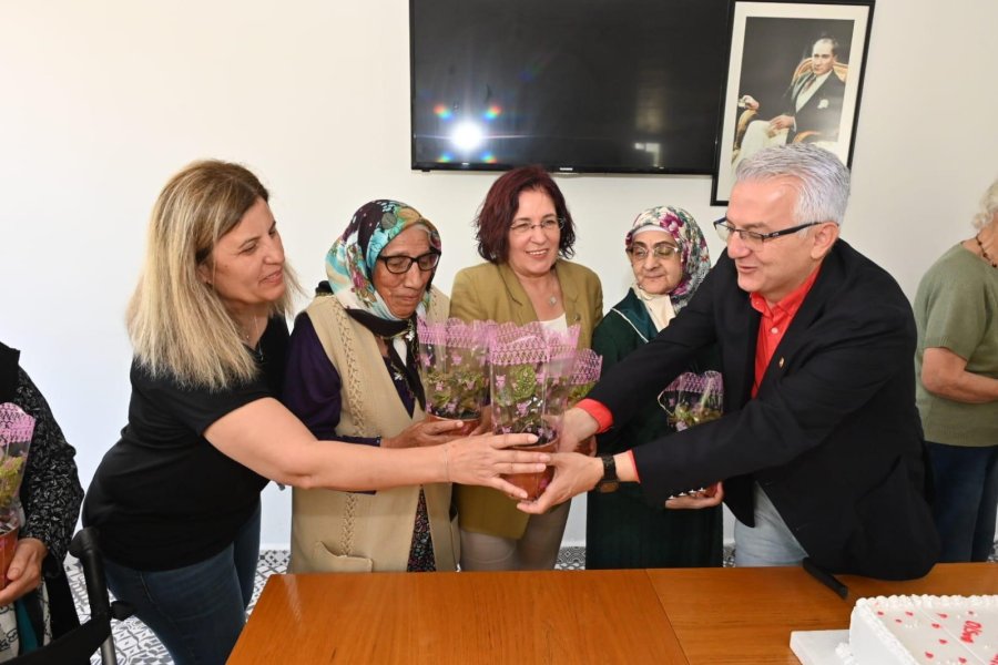 Kepez’de Anneler Günü’ne Özel Ziyaret