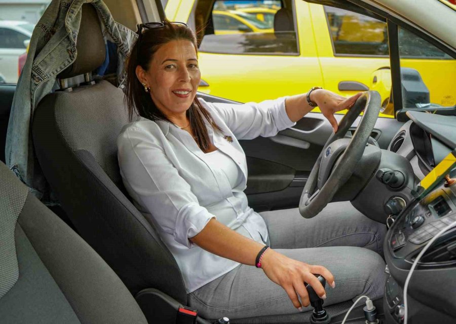 Antalya Havalimanı Taksi Durağının Anne Şoförleri