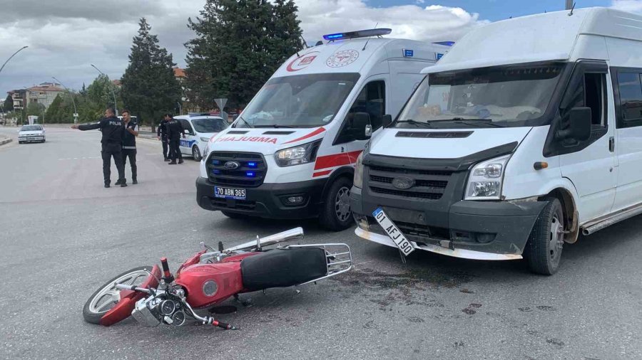 Karaman’da Minibüs Motosiklete Arkadan Çarptı: 1 Yaralı