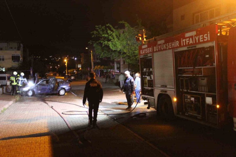 Park Halindeyken Alev Alan Otomobil Kullanılamaz Hale Geldi