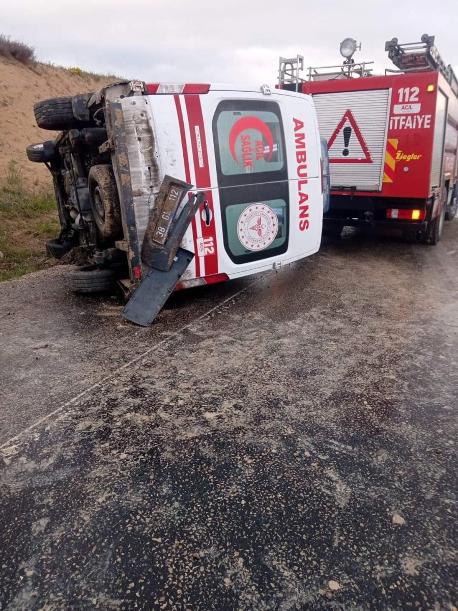 Kaza İhbarına Giden Ambulans Kaza Yaptı: 3 Yaralı