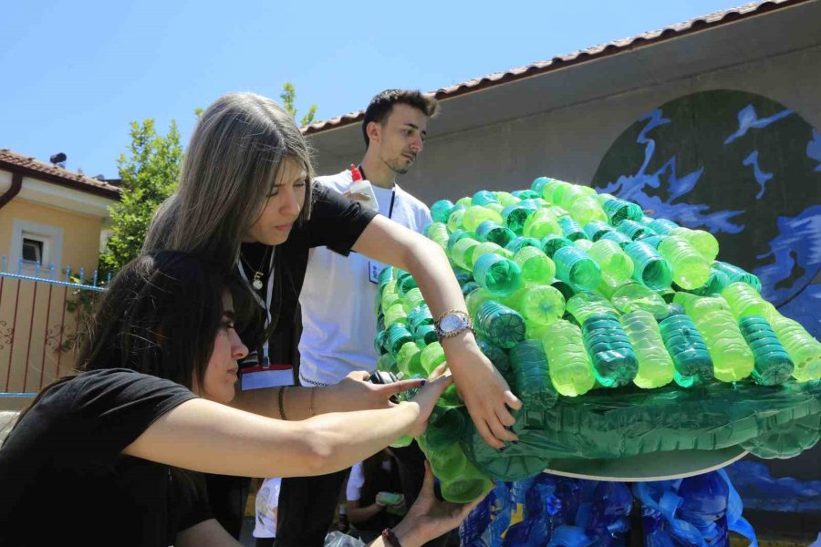 Atık Maddelerden Deniz Kaplumbağası Ve Flamingo Heykeli Yaptılar