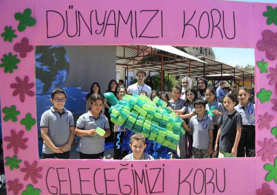 Atık Maddelerden Deniz Kaplumbağası Ve Flamingo Heykeli Yaptılar