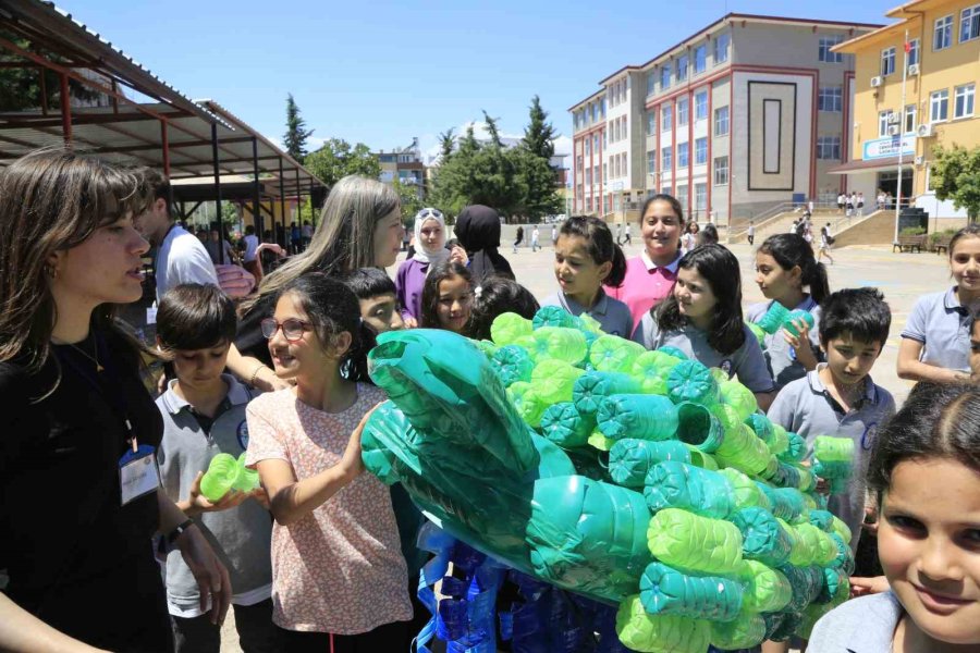 Atık Maddelerden Deniz Kaplumbağası Ve Flamingo Heykeli Yaptılar