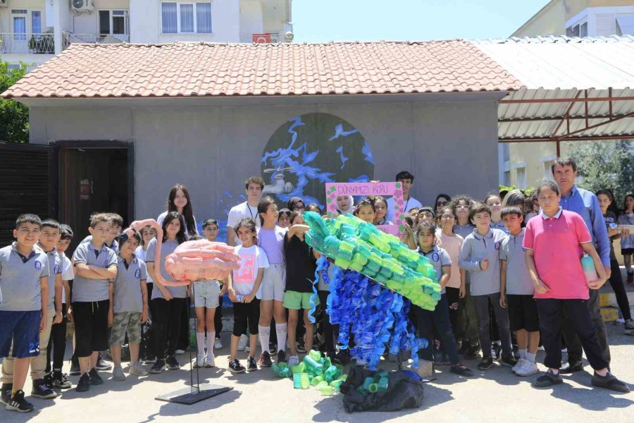 Atık Maddelerden Deniz Kaplumbağası Ve Flamingo Heykeli Yaptılar
