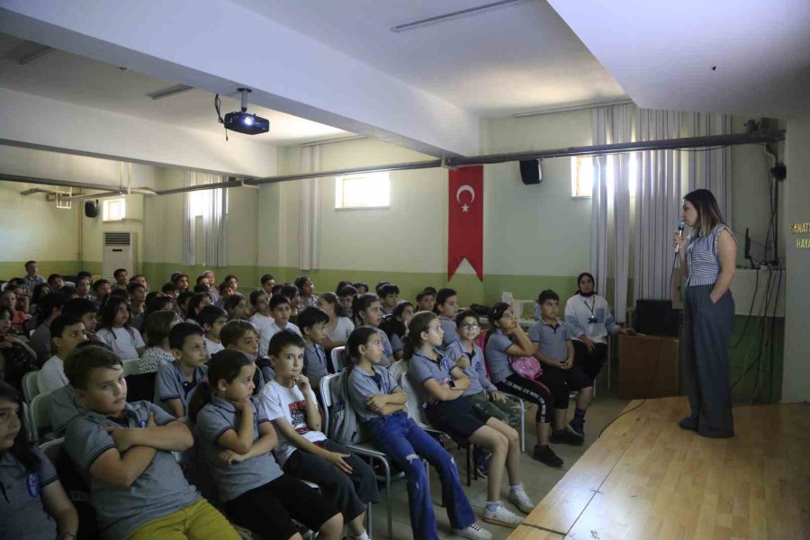 Atık Maddelerden Deniz Kaplumbağası Ve Flamingo Heykeli Yaptılar