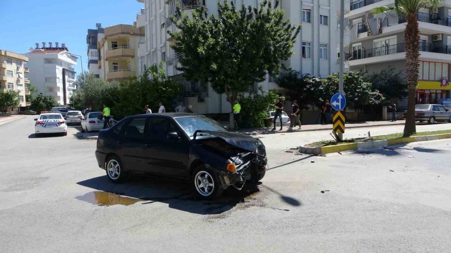Kazaya Karışan Otomobil, Binanın Bahçe Duvarını Aşıp Merdivenlere Çarparak Durabildi