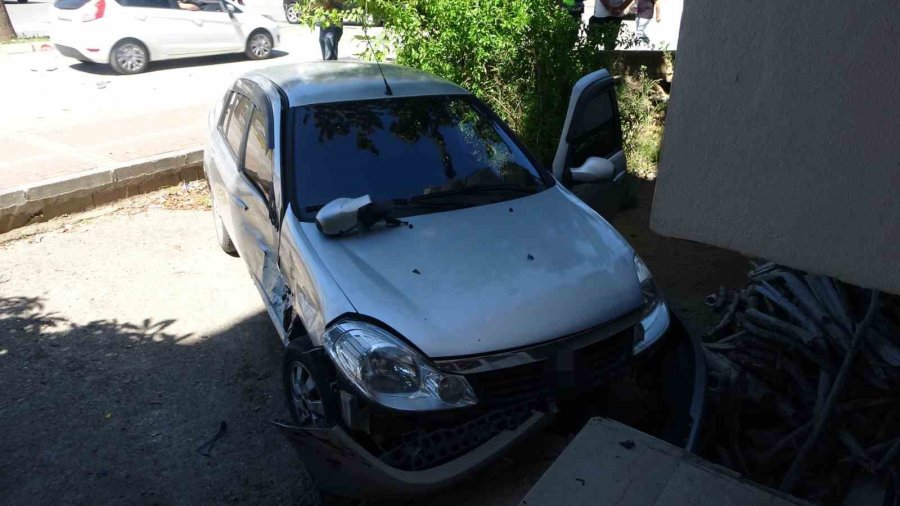 Kazaya Karışan Otomobil, Binanın Bahçe Duvarını Aşıp Merdivenlere Çarparak Durabildi