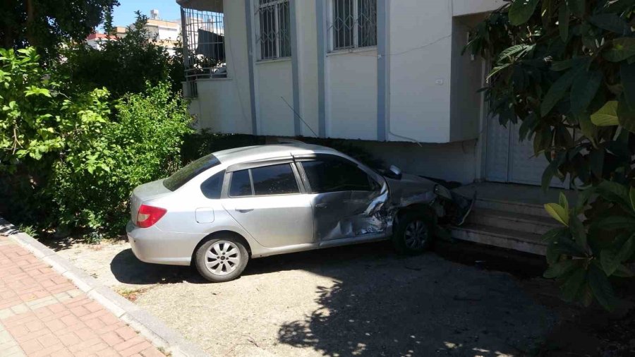 Kazaya Karışan Otomobil, Binanın Bahçe Duvarını Aşıp Merdivenlere Çarparak Durabildi