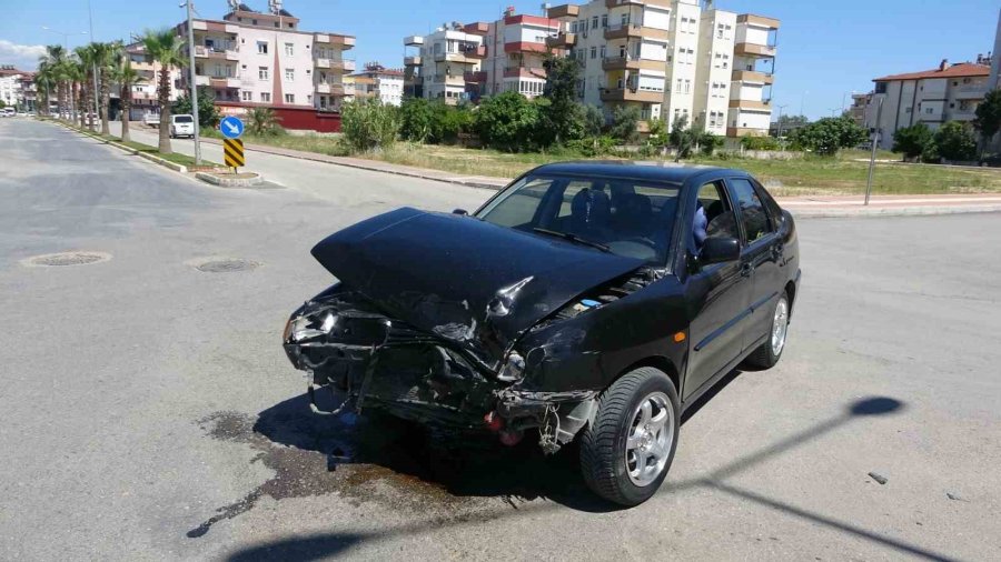 Kazaya Karışan Otomobil, Binanın Bahçe Duvarını Aşıp Merdivenlere Çarparak Durabildi