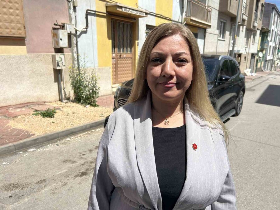 Bir Haftadır Çatıda Olan Kedi Kurtarılmayı Bekliyor