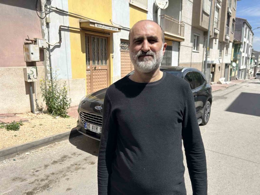 Bir Haftadır Çatıda Olan Kedi Kurtarılmayı Bekliyor