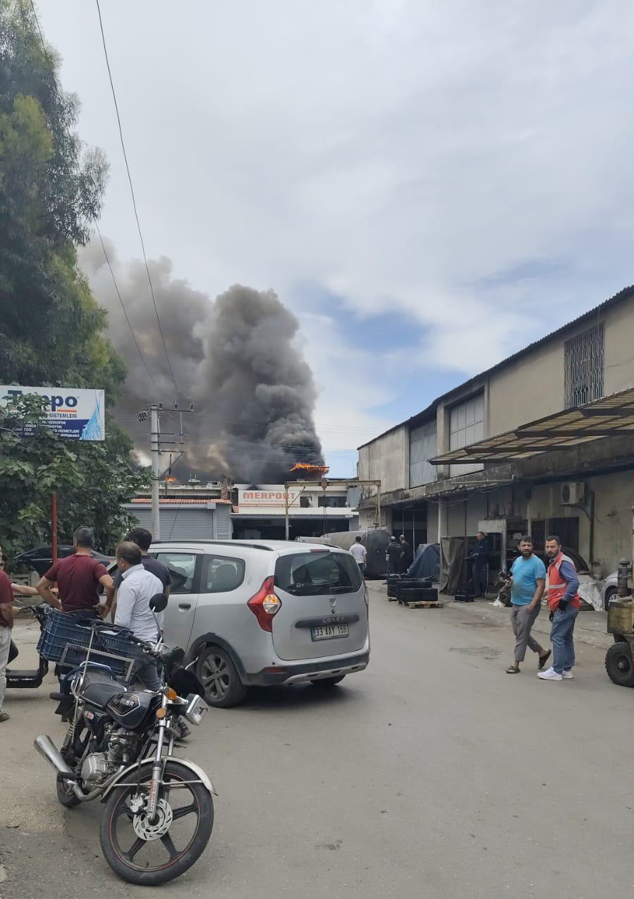 Mersin’de Polyester Atölyesinde Çıkan Yangın Söndürüldü