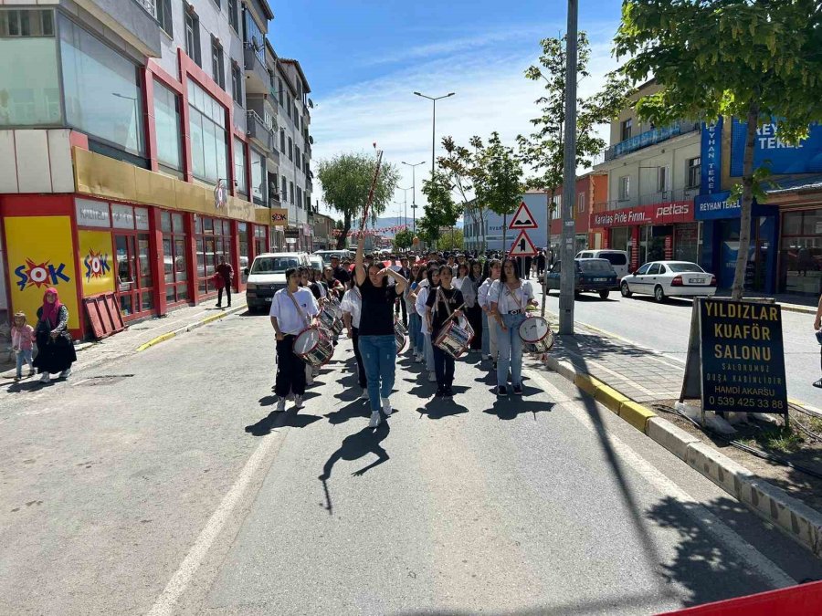 Tomarza’da, Coşkulu Gençlik Yürüyüşü