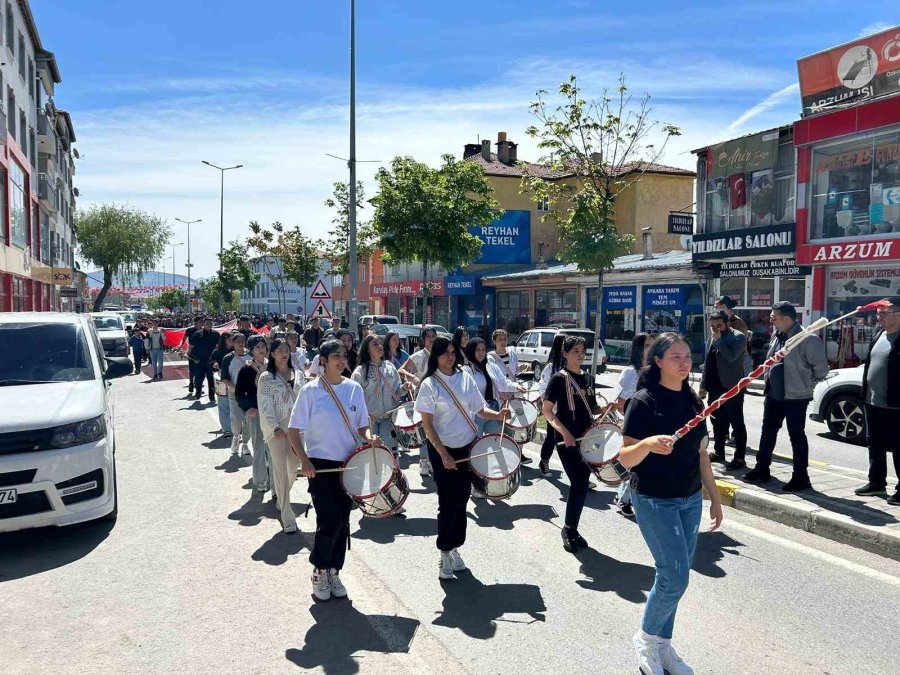 Tomarza’da, Coşkulu Gençlik Yürüyüşü