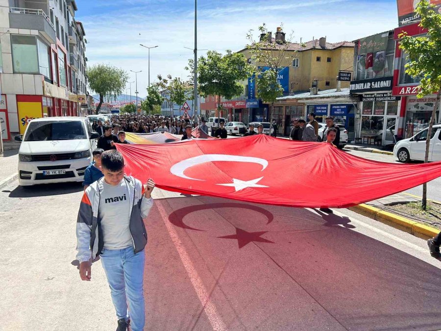 Tomarza’da, Coşkulu Gençlik Yürüyüşü
