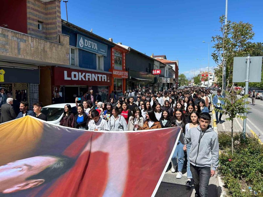 Tomarza’da, Coşkulu Gençlik Yürüyüşü