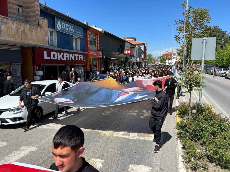 Tomarza’da, Coşkulu Gençlik Yürüyüşü