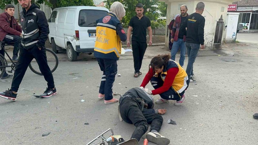 Kamyonet İle Motosiklet Çarpıştı: 2 Yaralı