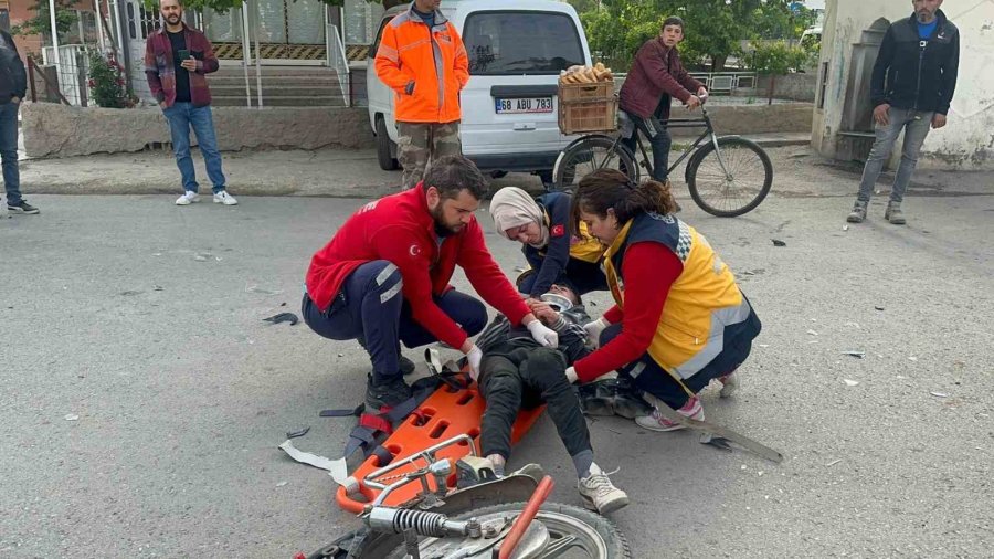 Kamyonet İle Motosiklet Çarpıştı: 2 Yaralı