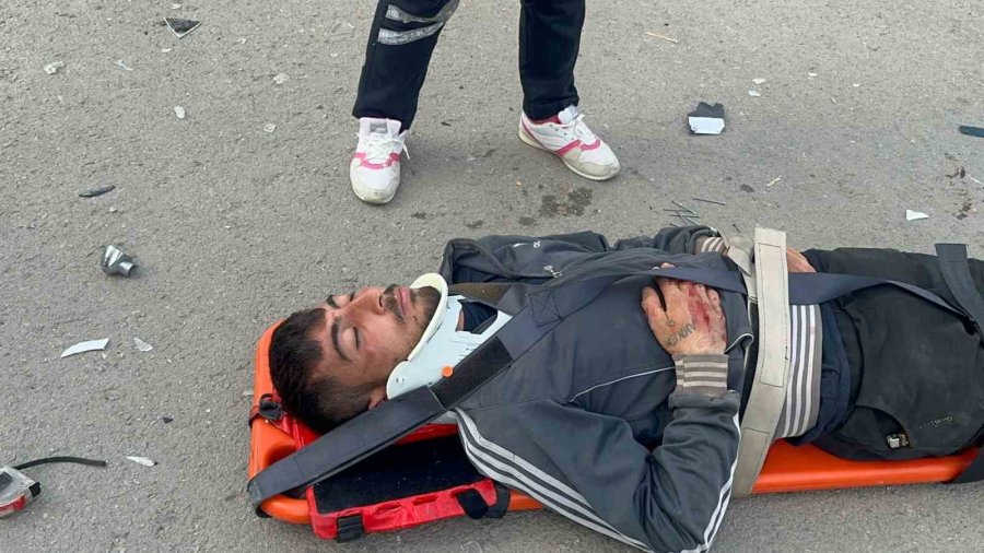 Kamyonet İle Motosiklet Çarpıştı: 2 Yaralı