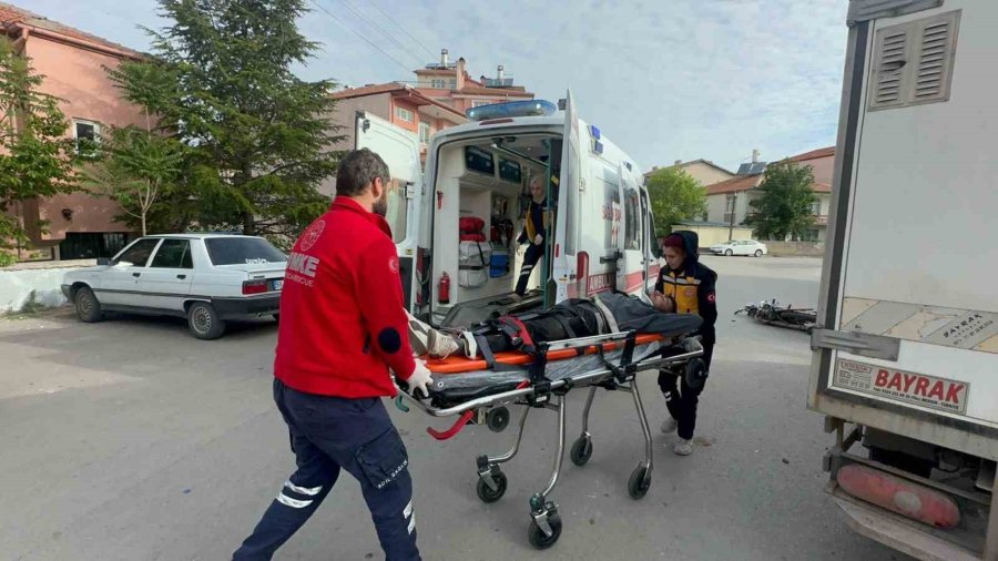 Kamyonet İle Motosiklet Çarpıştı: 2 Yaralı