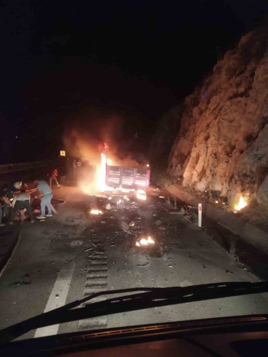 Fayans Yüklü Tır Yandı