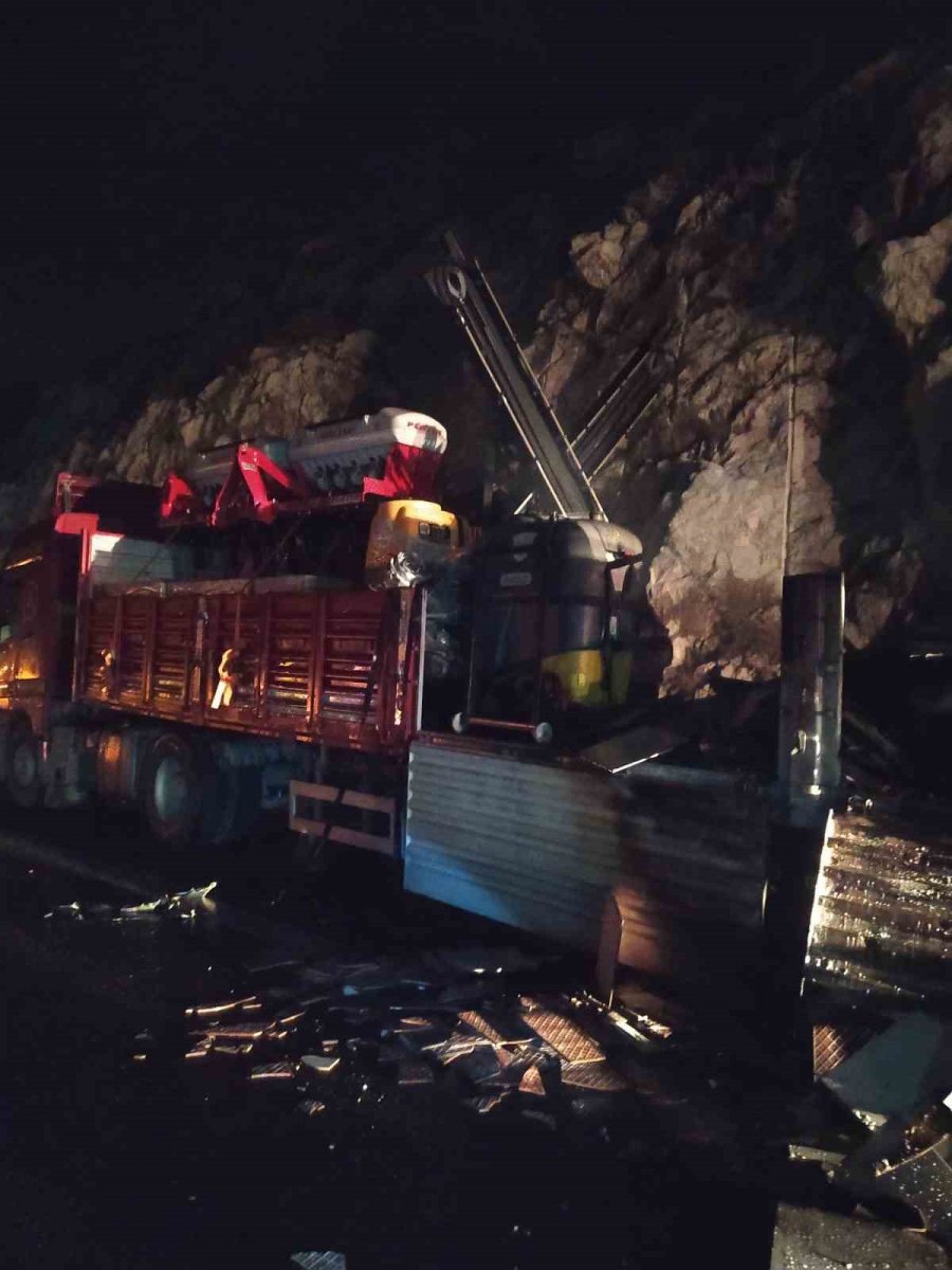 Fayans Yüklü Tır Yandı