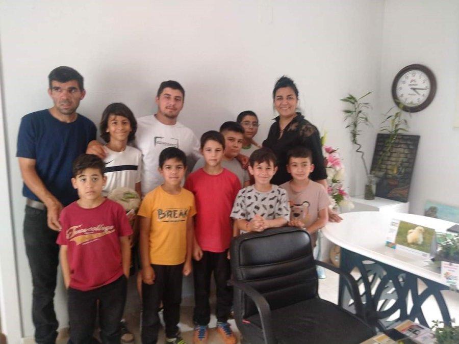 Parkta Cüzdan Bulan Çocukları Muhtar Ve Cüzdan Sahibi Ödüllendirdi