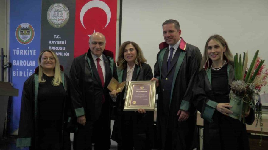 Emektar Avukatlara Plaket Ve Beratları Verildi